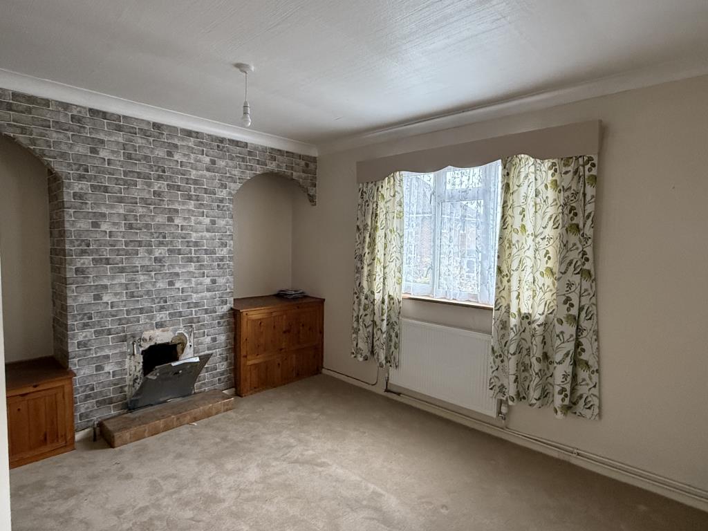 Lot: 148 - HOUSE IN NEED OF REFURBISHMENT - Living Room in House in need of refurbishment